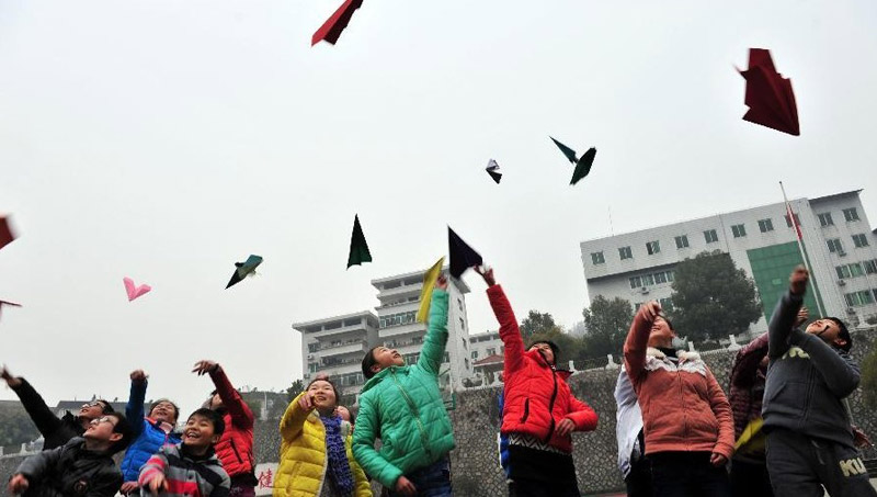 2月16日，湖北省秭归县中小学开学的第一天，秭归县实验中学学生将自己新学期的祝福和希望写在五颜六色的纸飞机上，掷向天空。