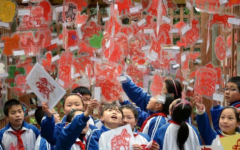 2月16日，杭州市采荷一小教育集团钱江苑校区学生将剪纸“马”挂在校园的景观亭内。当日是杭州市采荷一小教育集团钱江苑校区新学期第一天，学生们用自己制作的剪纸“马”装扮校园，成为校园里的一道新景观。