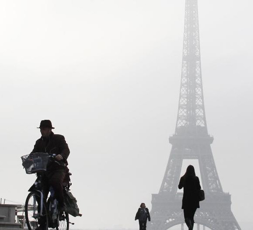 巴黎等地车辆临时按单双号限行应对污染