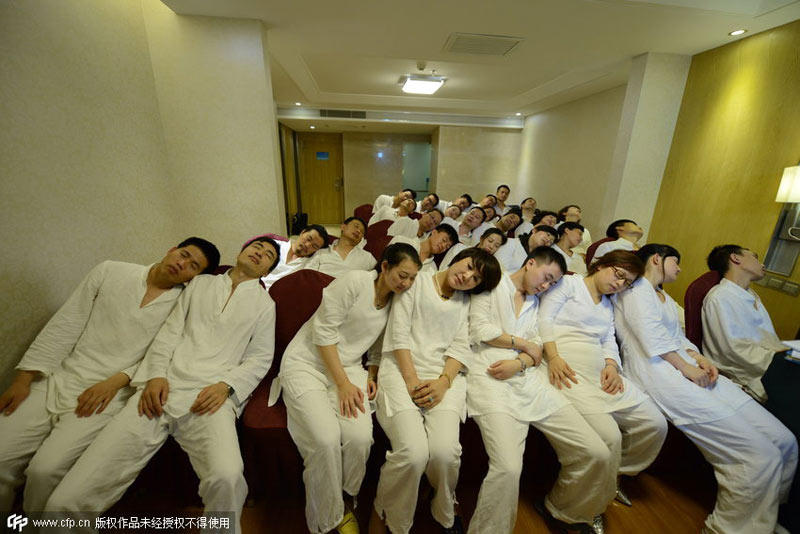 �����߼�ѹ��  2014��5��26�գ����ϳ�ɳ�׸�˯�߰࿪�Σ��ڶ�ѧԱ�����˰�ɫ˯��������˯�߲٣�ѧϰ����˯�ߣ����⹤��ѹ������CFP��