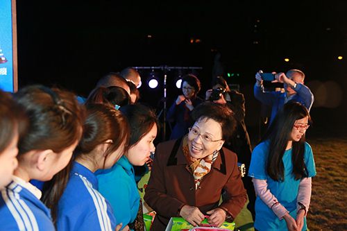 中国妇女发展基金会自闭症日点亮中央电视