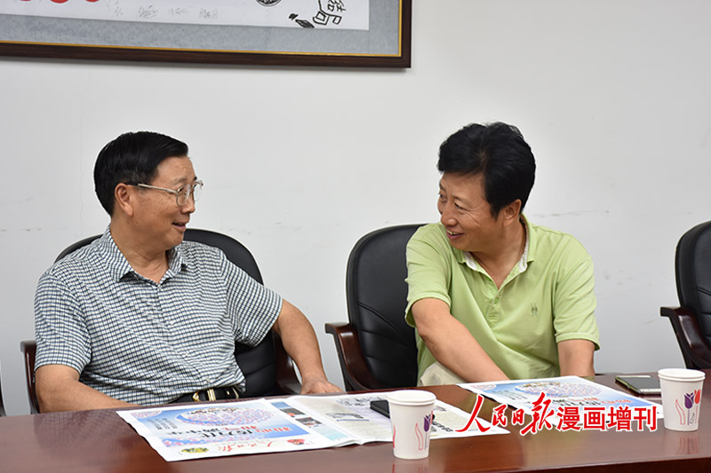 江杰生少將（左一）與北京紅星閣將星書畫院秘書長徐波在會場