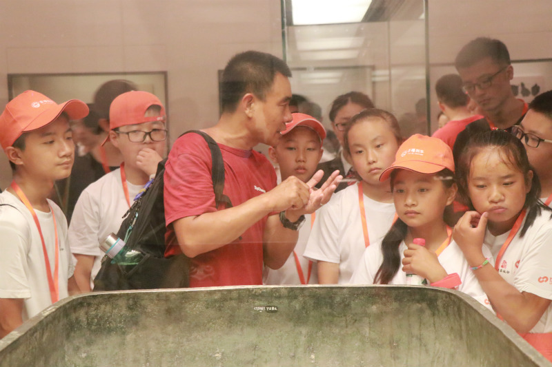 在國家博物館，導游志願者給孩子們講解歷史文物知識
