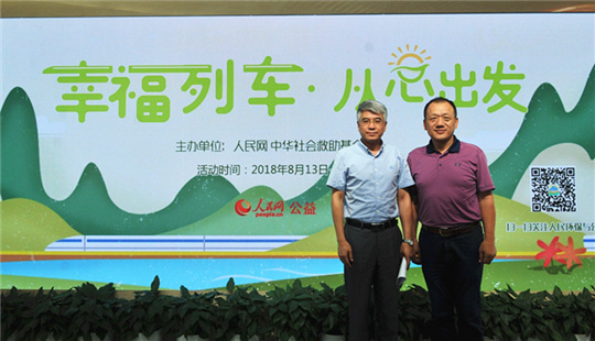 中華社會救助基金會秘書長胡廣華(右一)做客人民網 蔣建華 攝