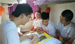 志願者與孩子們在“幸福列車”上做游戲