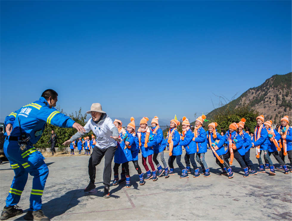 2018年，涼山彝族自治州，徐崢與孩子們在玩“老鷹捉小雞”。