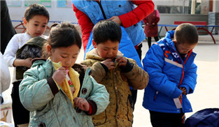 重慶市石柱土家族自治縣 孩子們換新衣