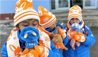 塔城地區額敏縣二中的孩子們收到溫暖包