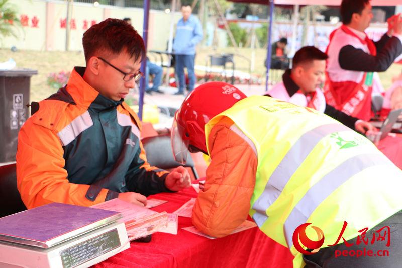 中國石化聯合中國郵政為騎摩托車返鄉的務工人員免費寄包裹
