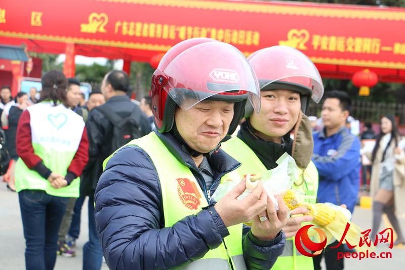 中國石化為返鄉務工人員准備了食物和姜湯熱茶