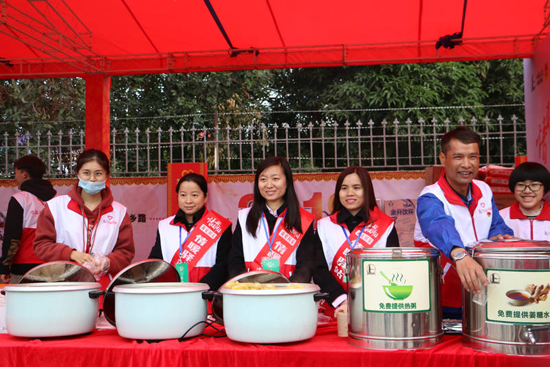 中國石化為返鄉人員提供免費的姜湯熱茶和食物
