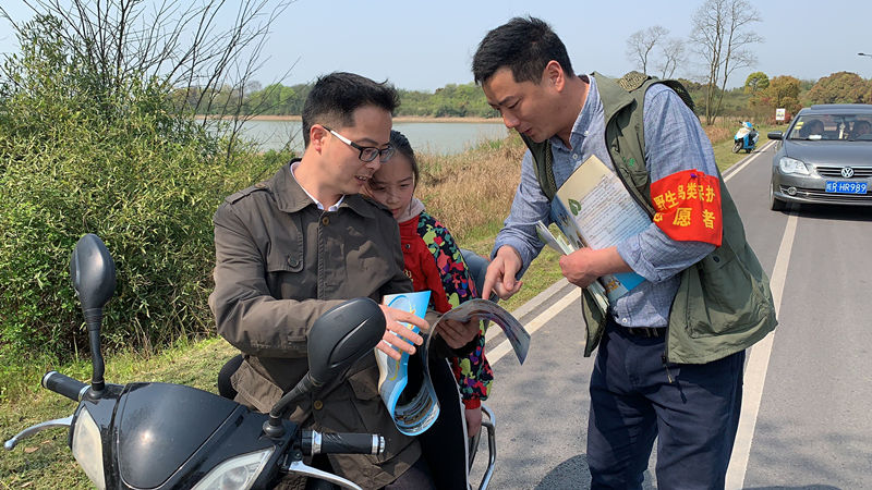 中國野生動物保護協會志願者開展保護候鳥活動，向當地村民發放保護候鳥宣傳折頁。