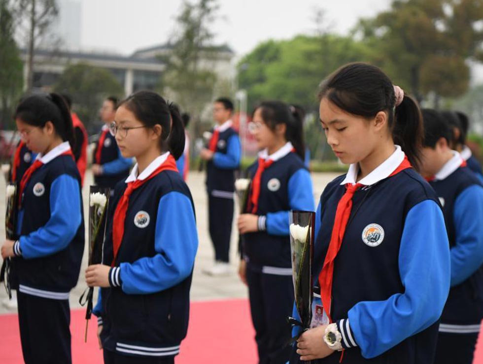 长沙市长郡天心实验学校学生在湖南革命陵园烈士纪念碑前缅怀英烈