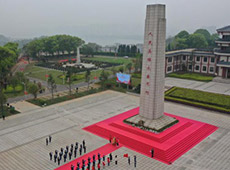 学生在湖南革命陵园烈士纪念碑前
