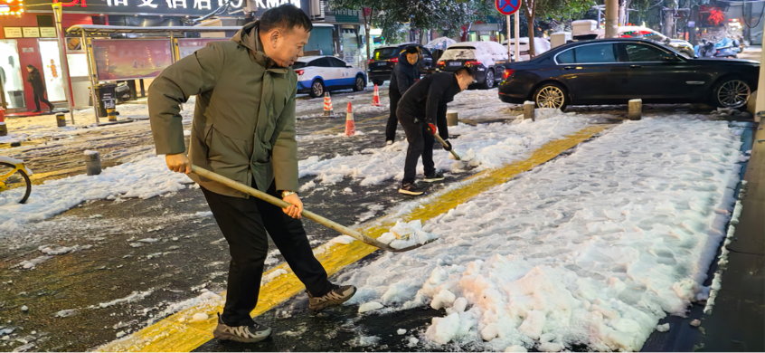 華住加盟商帶領員工清掃街道。（受訪者供圖）