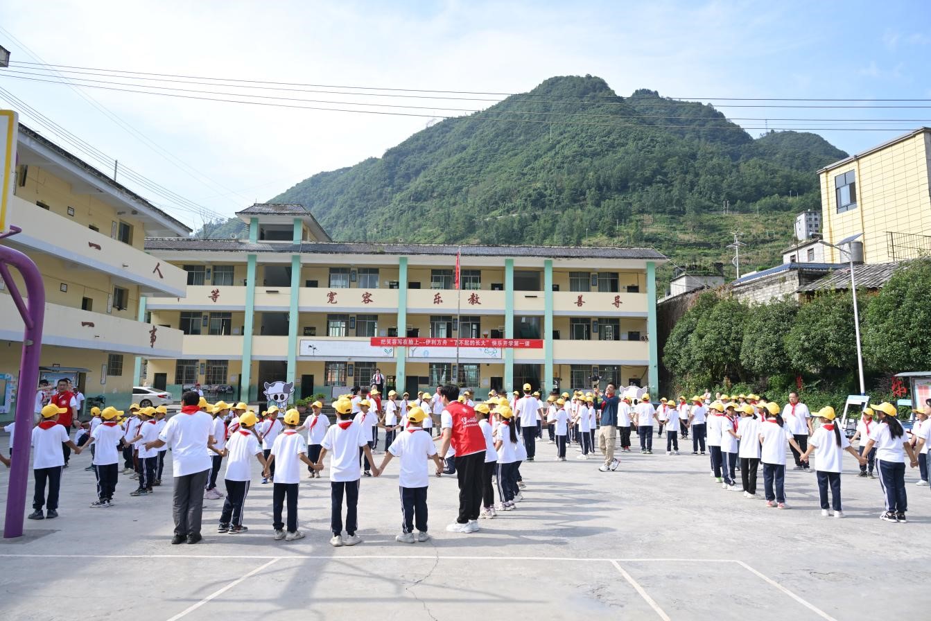 “伊心向陽”志願者團隊志願者帶孩子們玩耍。（主辦方供圖）