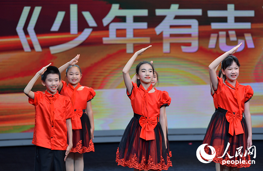 北京市海淀区中关村第二小学合唱团表演节目《少年有志》。人民网记者 任峰涛摄