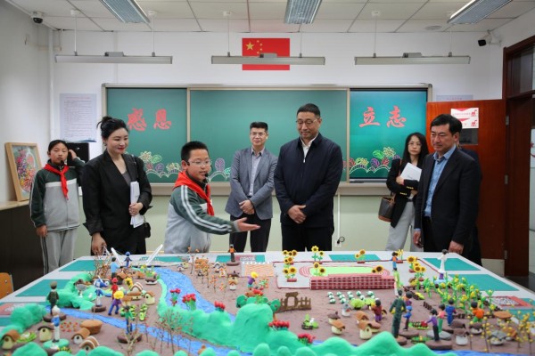 图为妙峰山民族学校学生在讲解校园安全知识。