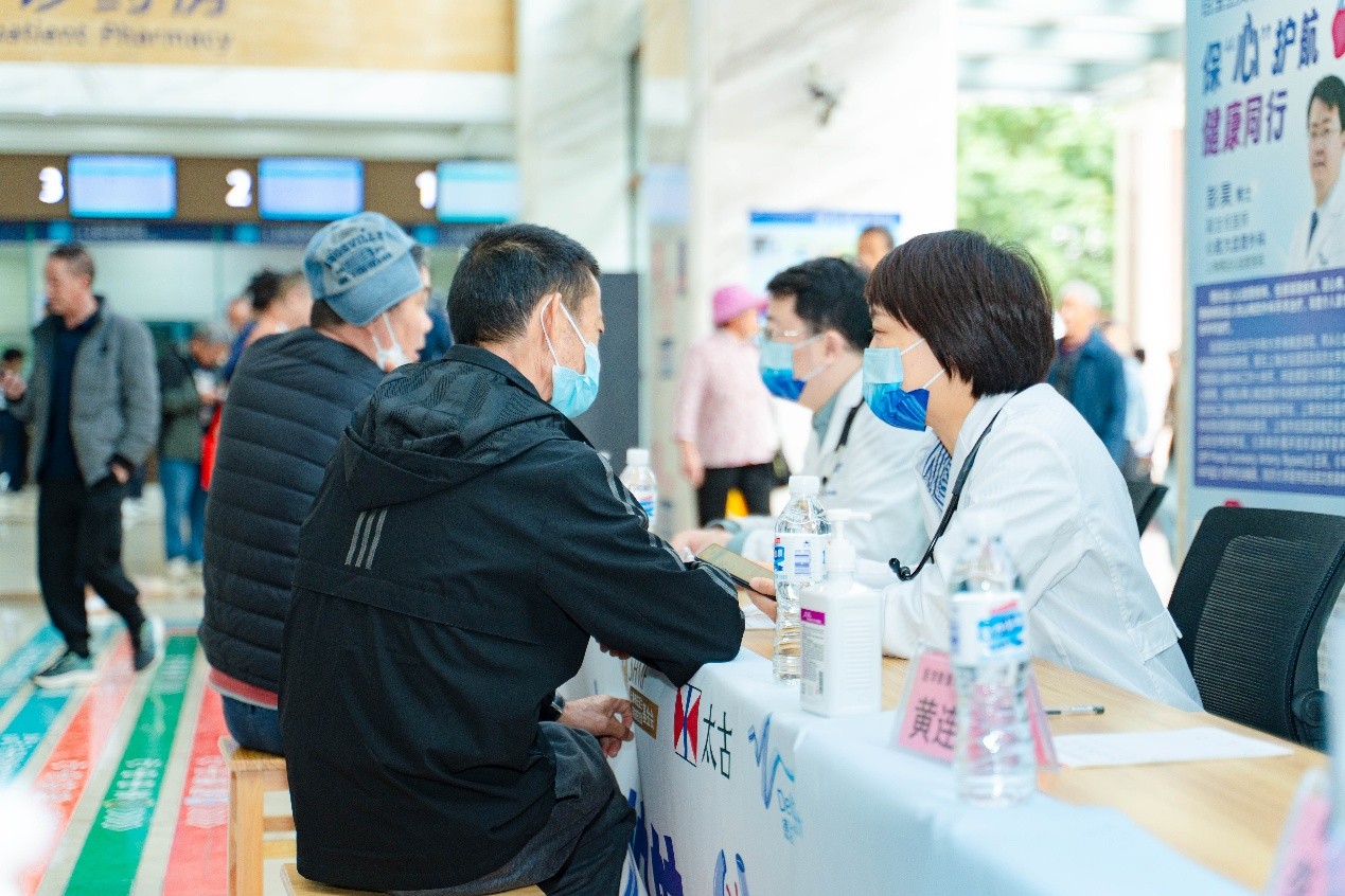 上海德达心血管医院医生在玉溪市人民医院义诊。