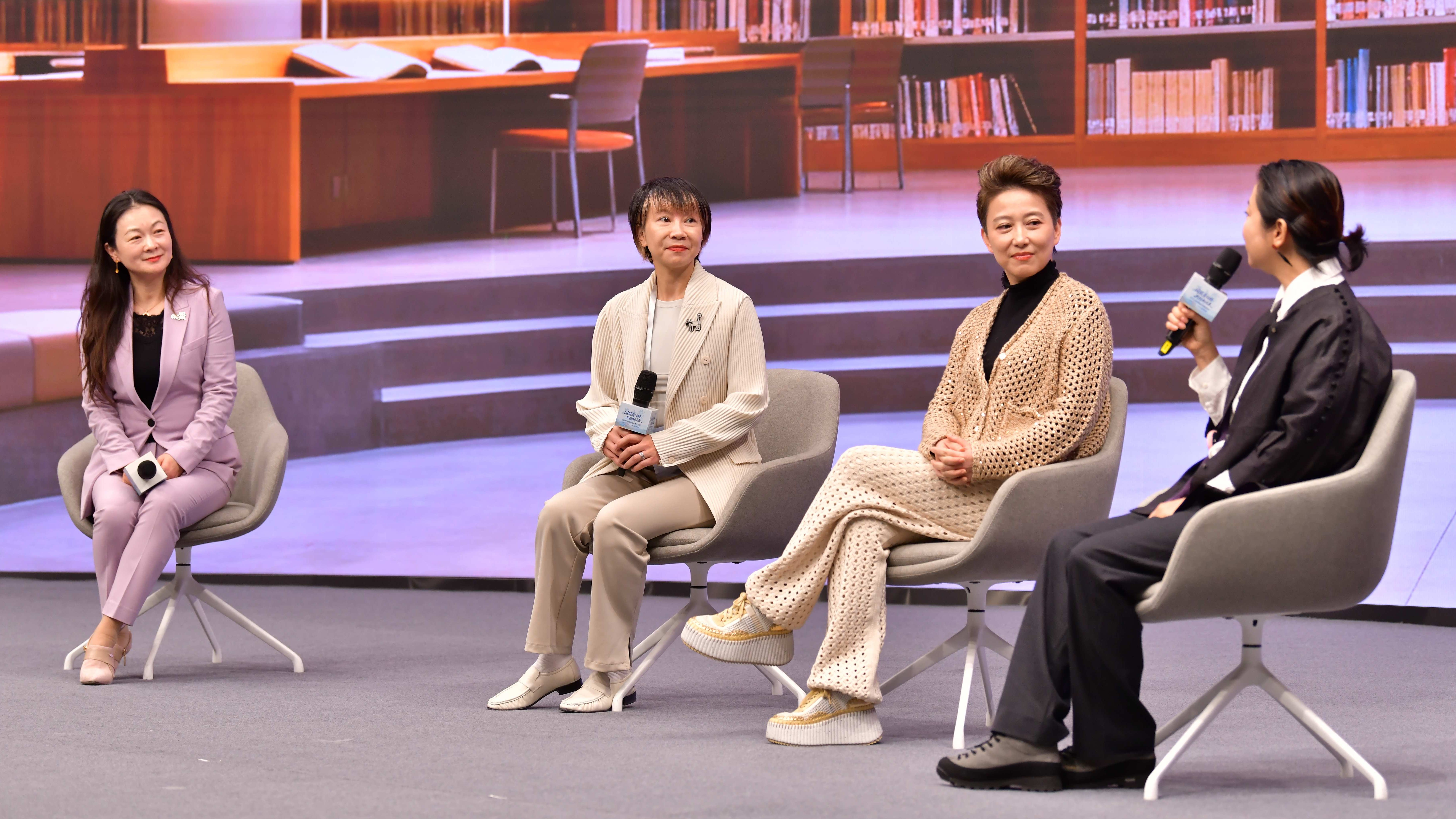 圆桌讨论：她力量，为时代谱写铿锵