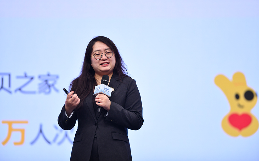 美团展演《爱在这里被守护》。人民网记者 任峰涛摄