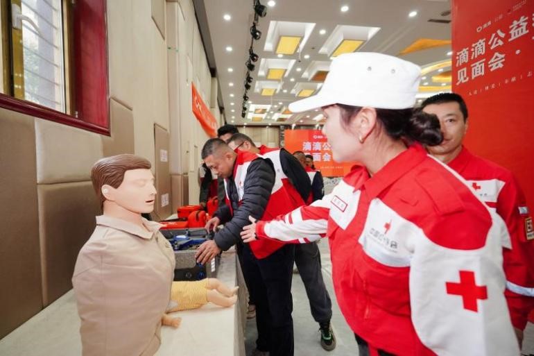 签到处有各种救援和培训设施展示,老队员为感兴趣的志愿者们进行讲解。(受访者供图)