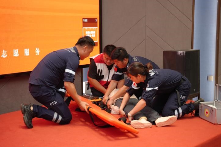 救援队专业展示环节,模拟的交通事故救援演练给志愿者带来生动一课。(受访者供图)