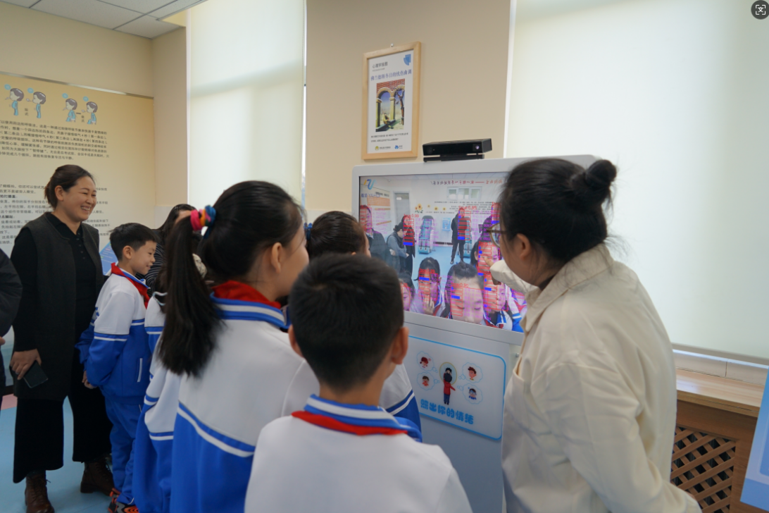 12月29日，“化育未来”心理健康教育科普馆在林西县第三小学开馆。图为学生正在体验情绪认知互动装置“照出你的情绪”。（受访者供图）