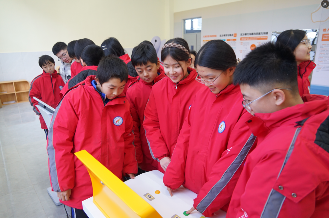 12月30日，“化育未来”心理健康教育科普馆正式开馆，迎来天山第六中学首批体验者。（受访者供图）